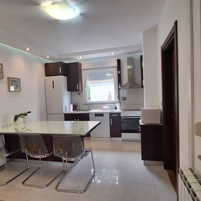 Alquiler de una acogedora casa, 150 m², Voždovac, Belgrado, Serbia